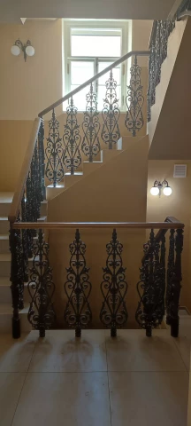 Ograzhdeniye marshevoy lestnitsy chugunnymi balyasinami v stile modern (18).jpg