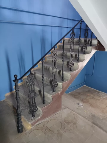 Ograzhdeniye marshevoy lestnitsy i balyustrady tonkimi i shirokimi balyasinami (10).jpg