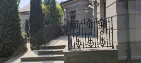 Chugunnoye ograzhdeniye terrasy balyasinami (12).jpg