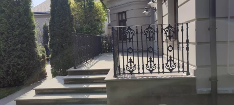 Chugunnoye ograzhdeniye terrasy balyasinami (13).jpg