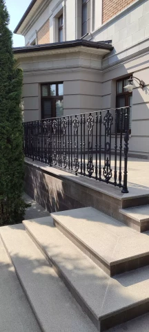 Chugunnoye ograzhdeniye terrasy balyasinami (4).jpg