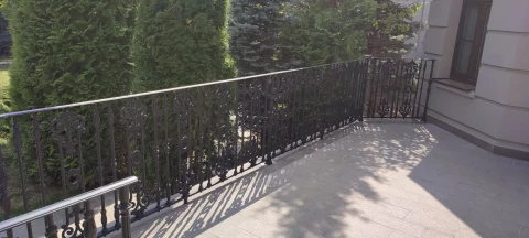 Chugunnoye ograzhdeniye terrasy balyasinami (6).jpg