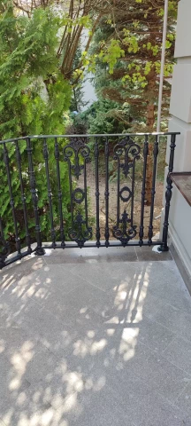 Chugunnoye ograzhdeniye terrasy balyasinami (10).jpg