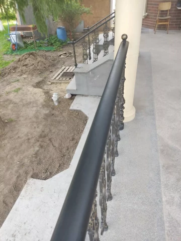 Ograzhdeniye kryltsa i terrasy chugunnymi balyasinami (19).jpg