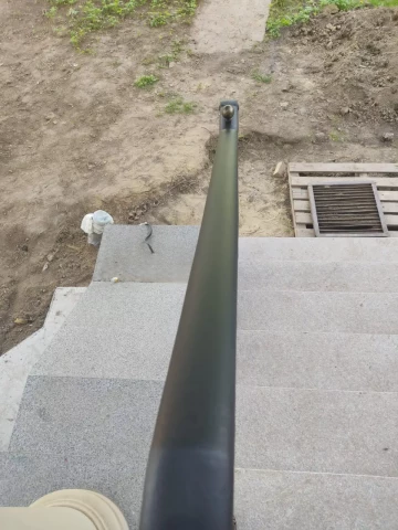 Ograzhdeniye kryltsa i terrasy chugunnymi balyasinami (20).jpg