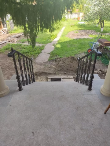 Ograzhdeniye kryltsa i terrasy chugunnymi balyasinami (24).jpg