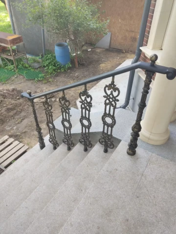 Ograzhdeniye kryltsa i terrasy chugunnymi balyasinami (23).jpg