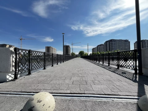 Ograzhdeniye mosta chugunnymi sektsiyami (1).jpeg