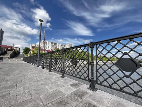 Ograzhdeniye mosta chugunnymi sektsiyami (24).jpeg