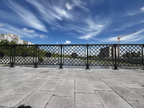 Ograzhdeniye mosta chugunnymi sektsiyami (22).jpeg