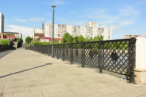 Ograzhdeniye mosta chugunnymi sektsiyami (4).JPG