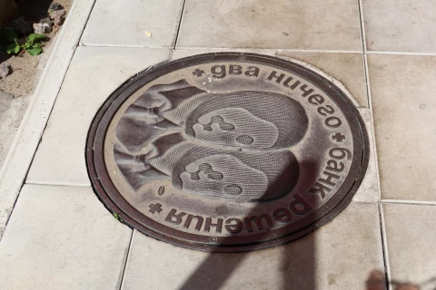 Chugunnyy lyuk Dva nichego SPB (3).JPG