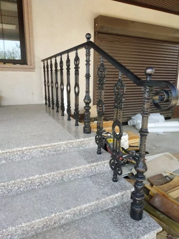 chugunnoye ograzhdeniye kryltsa Voronezh (1).jpg