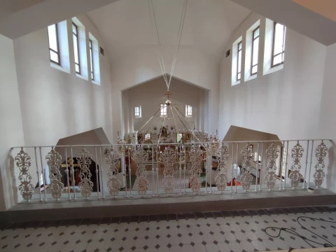 Balkonnoye ograzhdeniye belymi chugunnymi balyasinami v khrame (13).jpg