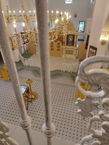 Balkonnoye ograzhdeniye belymi chugunnymi balyasinami v khrame (32).jpg