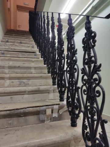 Ograzhdeniye marshevoy lestnitsy chugunnymi balyasinami v stile modern (14).jpg