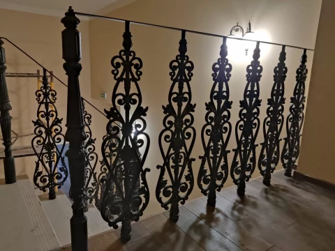 Ograzhdeniye marshevoy lestnitsy chugunnymi balyasinami v stile modern (8).jpg