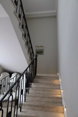 Ograzhdeniye marshevoy lestnitsy chugunnymi balyasinami i italianskim poruchnem (15).JPG
