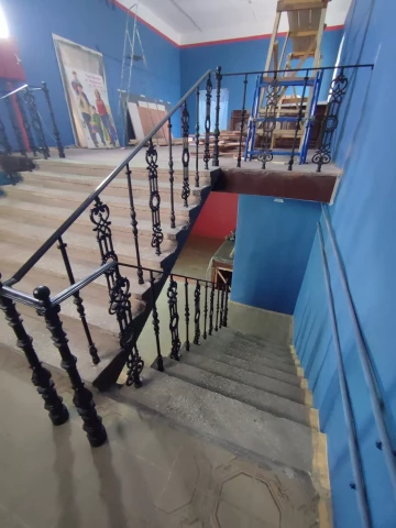 Ograzhdeniye marshevoy lestnitsy i balyustrady tonkimi i shirokimi balyasinami (8).jpg