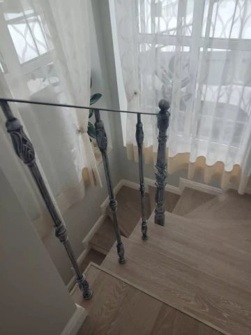 Chugunnoye ograzhdeniye balyasinami i stolbami (7).jpg