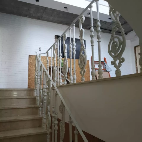 Chugunnoye ograzhdeniye marshevoy lestnitsy i balyustrady (1).jpg