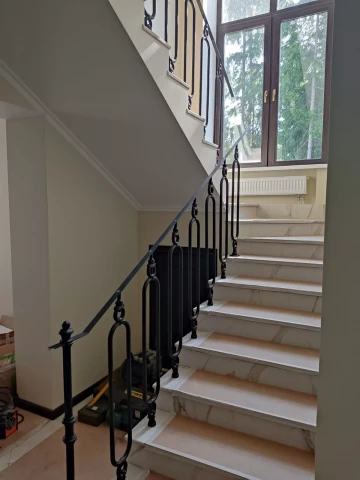 Chugunnoye ograzhdeniye marshevoy lestnitsy i balyustrady (5).jpg