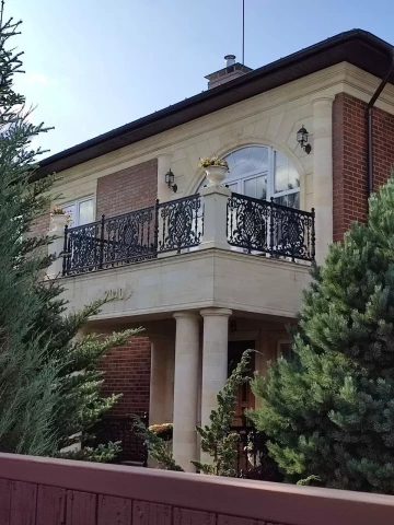 Balkonnoye ograzhdeniye chugunnymi sektsiyami (3).JPG