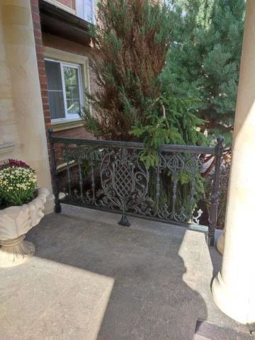 Ograzhdeniye terrasy chugunnymi sektsiyami (19).JPG