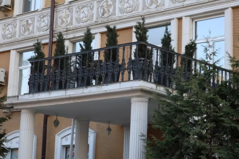 Balkonnoye ograzhdeniye chugunnymi balyasinami (13).JPG