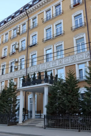 Balkonnoye ograzhdeniye chugunnymi balyasinami (11).JPG