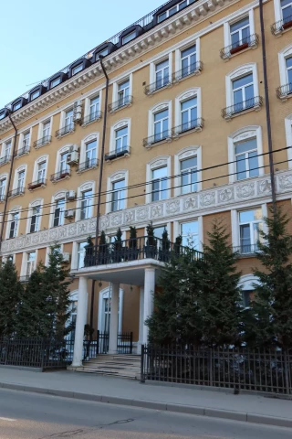 Balkonnoye ograzhdeniye chugunnymi balyasinami (17).JPG