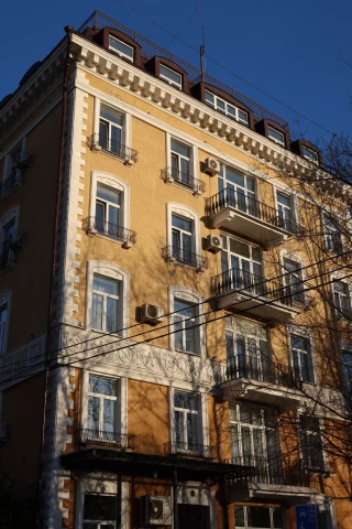 Balkonnoye ograzhdeniye chugunnymi balyasinami (3).JPG