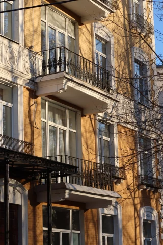 Balkonnoye ograzhdeniye chugunnymi balyasinami (7).JPG