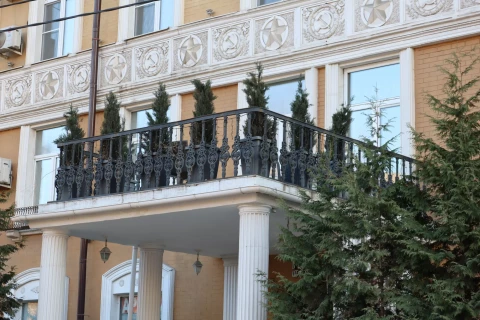 Balkonnoye ograzhdeniye chugunnymi balyasinami (21).JPG