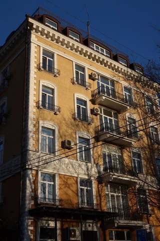 Balkonnoye ograzhdeniye chugunnymi balyasinami (2).JPG