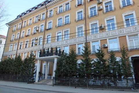 Balkonnoye ograzhdeniye chugunnymi balyasinami (1).JPG
