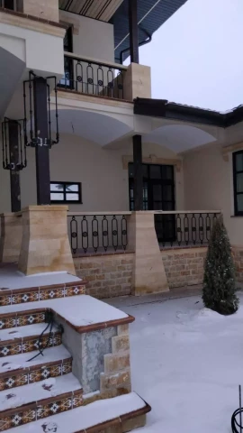 Ograzhdeniye terrasy i balkona chugunnymi balyasinami (1).jpg