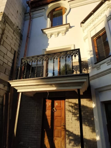 Balkonnoye ograzhdeniye chugunnymi sektsiyami (3).jpg