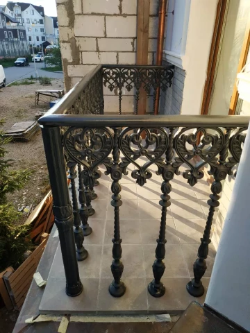Balkonnoye ograzhdeniye chugunnymi sektsiyami (4).jpg