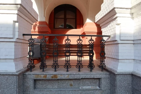 Ograzhdeniye chugunnymi balyasinami (24).JPG