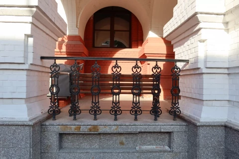 Ograzhdeniye chugunnymi balyasinami (23).JPG