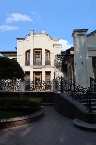 Chugunnyy kozyrek na opornykh kronshteynakh. pokrytiye kryshi polikarbonat (27).JPG