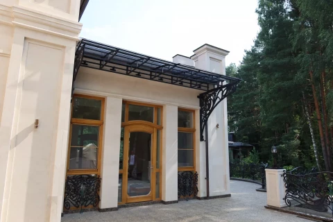 Chugunnyy kozyrek na opornykh kronshteynakh. pokrytiye kryshi polikarbonat (14).JPG