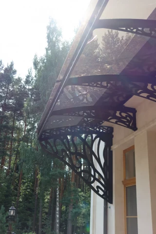 Chugunnyy kozyrek na opornykh kronshteynakh. pokrytiye kryshi polikarbonat (42).JPG