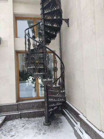Chugunnaya vintovaya lestnitsa napolnennaya s opornym kronshteynom (1).jpg