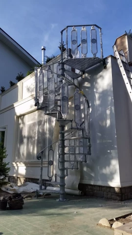 Vintovaya chugunnaya lestnitsa na boltsakh (5).jpg