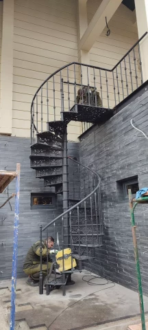 Vintovaya chugunnaya lestnitsa s podstupyatami i ograzhdeniye balyustrady (2).jpg