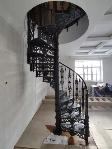 Vintovaya chugunnaya lestnitsa s podstupyatami. cheredovaniye shirokoy i tonkoy BL (2).jpg