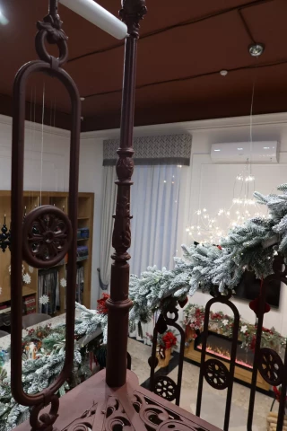 Krasnaya vintovaya lestnitsa napolnennaya. Poruchen truba (57).JPG