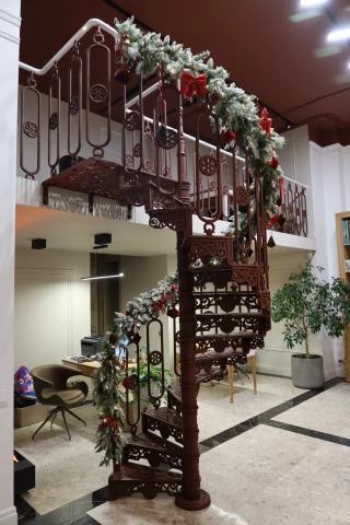 Krasnaya vintovaya lestnitsa napolnennaya. Poruchen truba (27).JPG